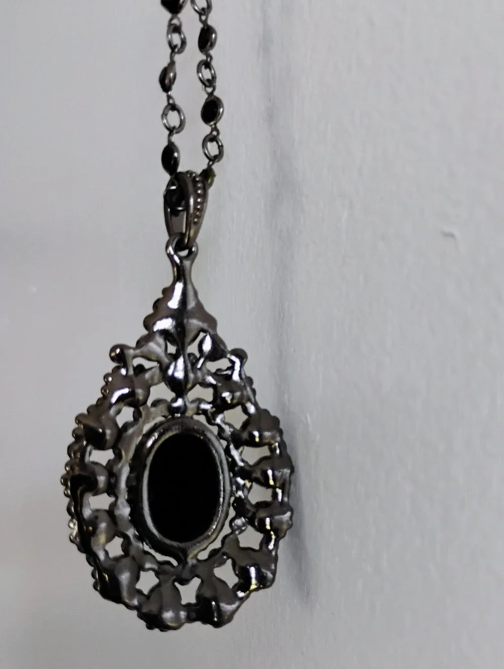 Black Vintage-Style Teardrop Pendant Necklace